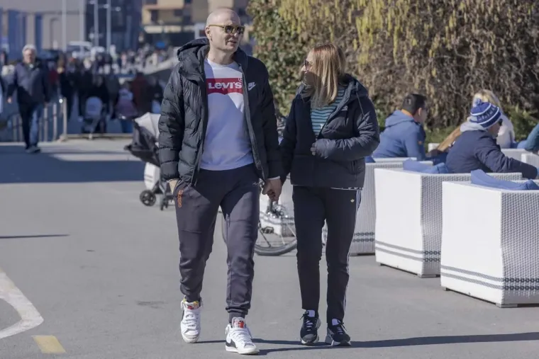 Ukrala svu pažnju u kratkoj haljini i čizmicama! Pogledajte tko je sve uživao na kavi ovu subotu