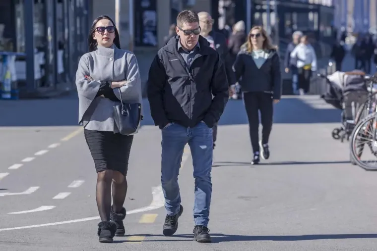 Ukrala svu pažnju u kratkoj haljini i čizmicama! Pogledajte tko je sve uživao na kavi ovu subotu