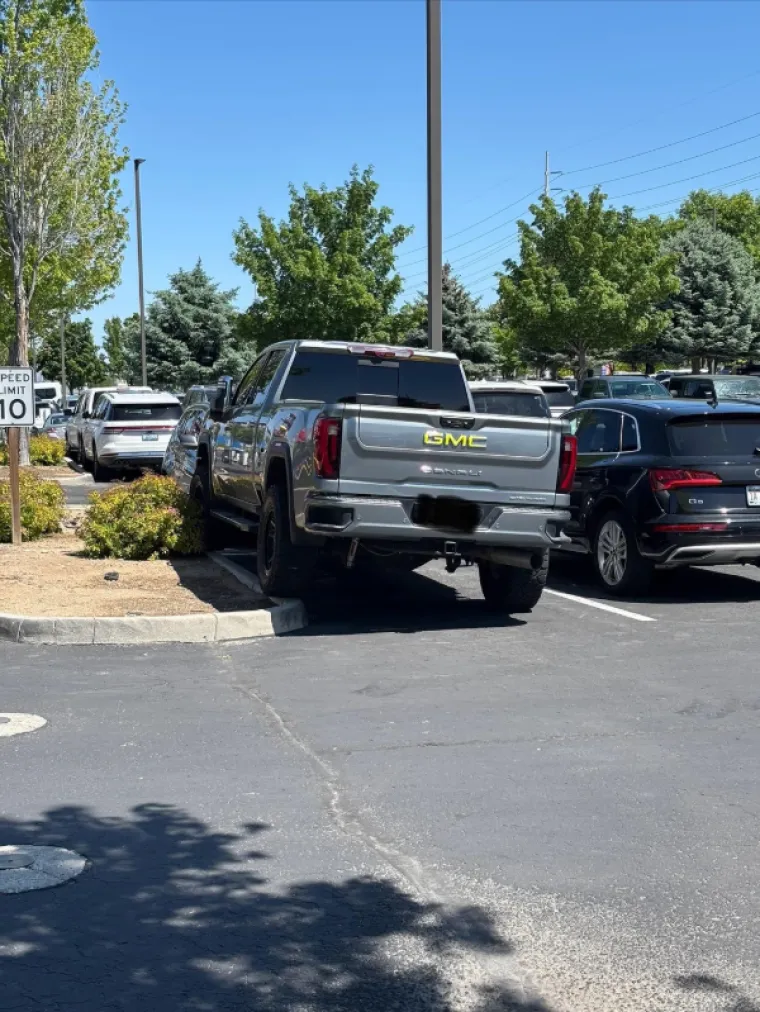 Ovi ljudi definitivno zaslužuju nagradu za najgore parkiranje ikad: Neki su ba&scaron; po&scaron;teno fulali