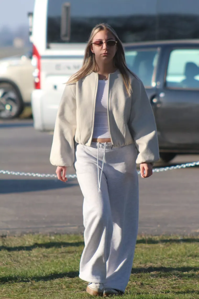 Svi su gledali u nju: Crvenokosa ljepotica u crnoj kombinaciji odu&scaron;evila sve prolaznike