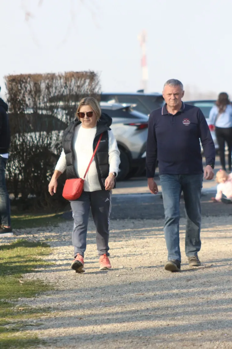 Svi su gledali u nju: Crvenokosa ljepotica u crnoj kombinaciji odu&scaron;evila sve prolaznike