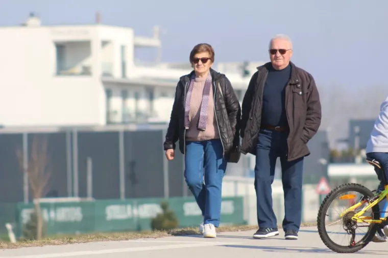 Svi su gledali u nju: Crvenokosa ljepotica u crnoj kombinaciji odu&scaron;evila sve prolaznike