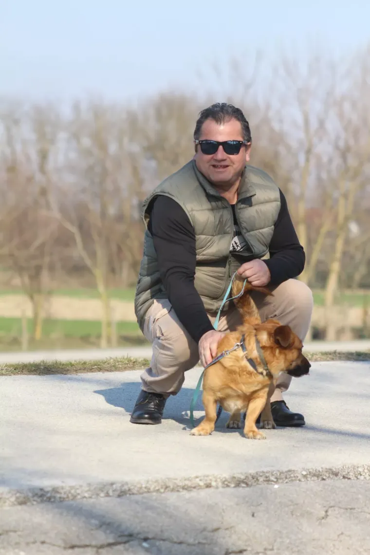 Svi su gledali u nju: Crvenokosa ljepotica u crnoj kombinaciji odu&scaron;evila sve prolaznike