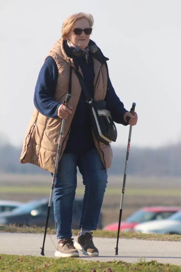 Svi su gledali u nju: Crvenokosa ljepotica u crnoj kombinaciji odu&scaron;evila sve prolaznike