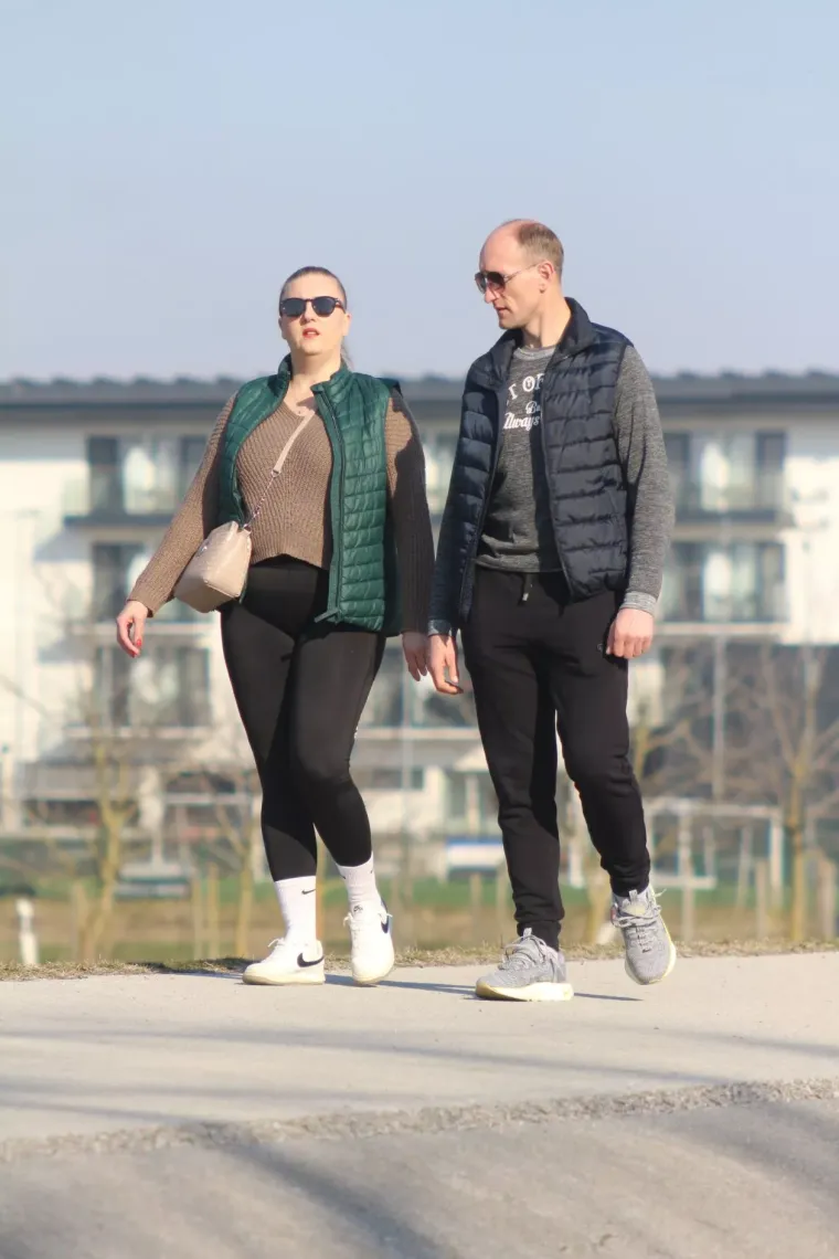 Svi su gledali u nju: Crvenokosa ljepotica u crnoj kombinaciji odu&scaron;evila sve prolaznike