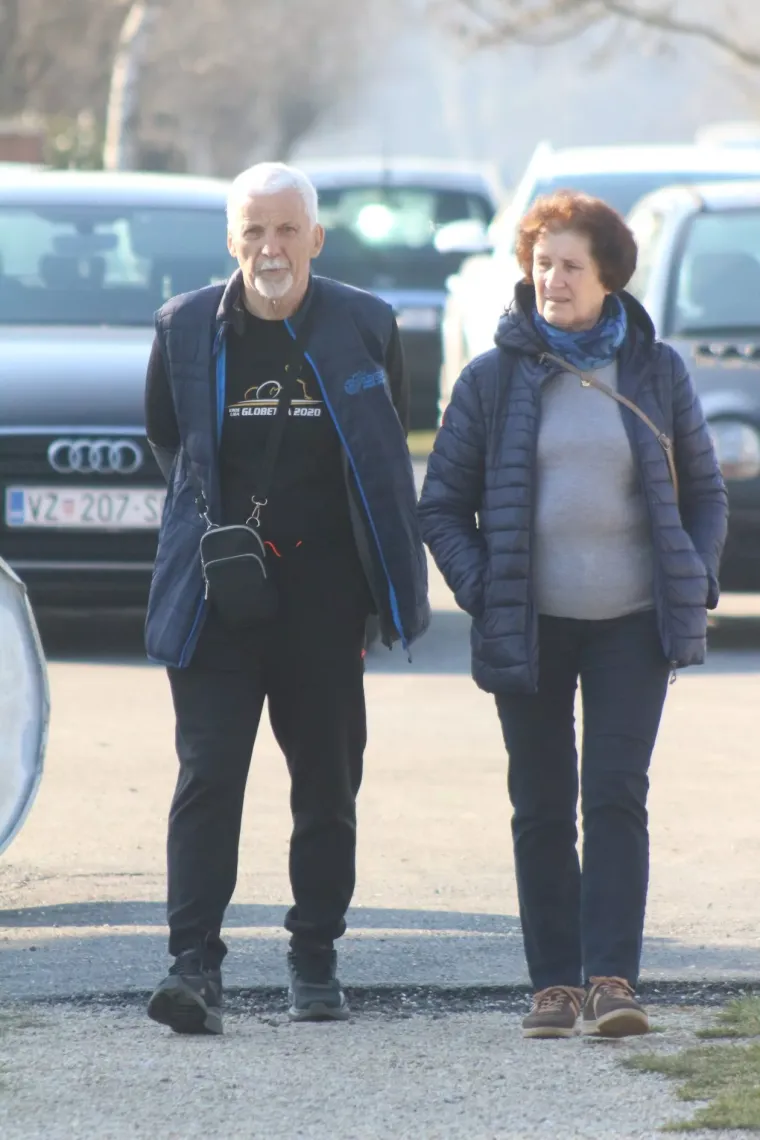 Svi su gledali u nju: Crvenokosa ljepotica u crnoj kombinaciji odu&scaron;evila sve prolaznike