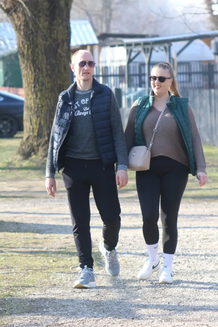 Svi su gledali u nju: Crvenokosa ljepotica u crnoj kombinaciji odu&scaron;evila sve prolaznike