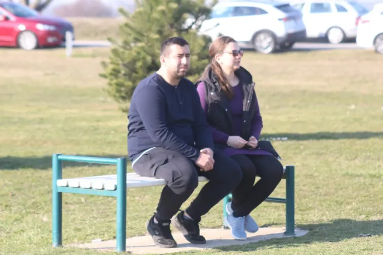 Svi su gledali u nju: Crvenokosa ljepotica u crnoj kombinaciji odu&scaron;evila sve prolaznike