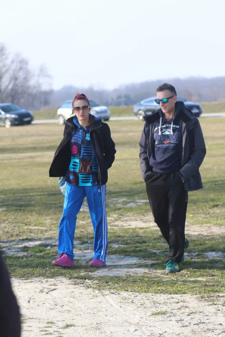 Svi su gledali u nju: Crvenokosa ljepotica u crnoj kombinaciji odu&scaron;evila sve prolaznike