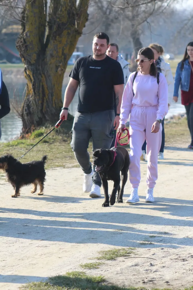Svi su gledali u nju: Crvenokosa ljepotica u crnoj kombinaciji odu&scaron;evila sve prolaznike