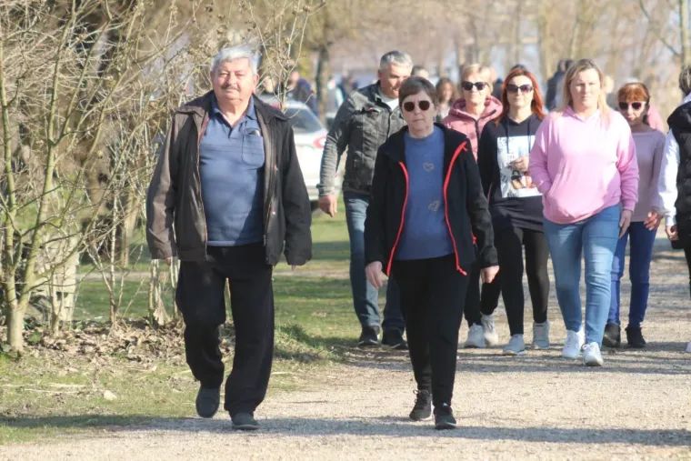 Svi su gledali u nju: Crvenokosa ljepotica u crnoj kombinaciji odu&scaron;evila sve prolaznike
