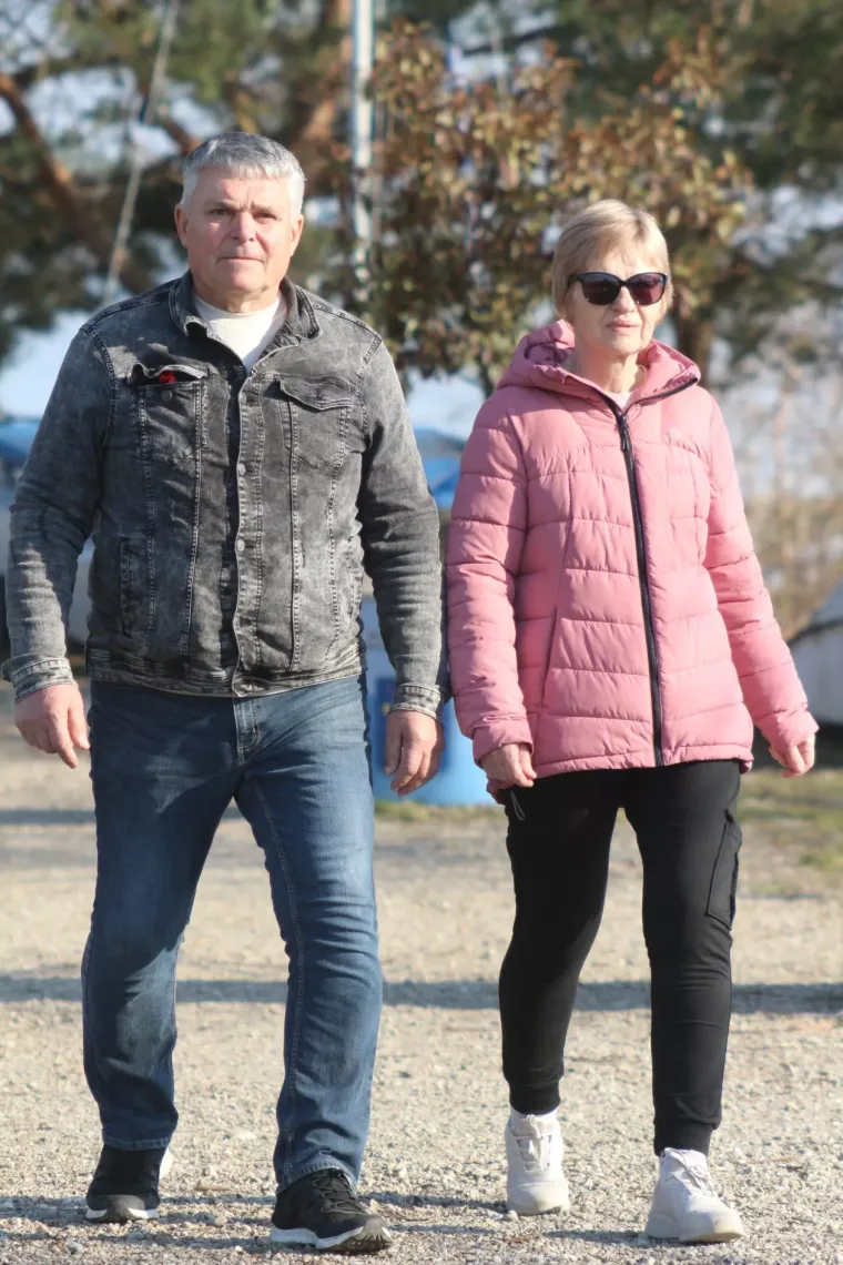 Svi su gledali u nju: Crvenokosa ljepotica u crnoj kombinaciji odu&scaron;evila sve prolaznike