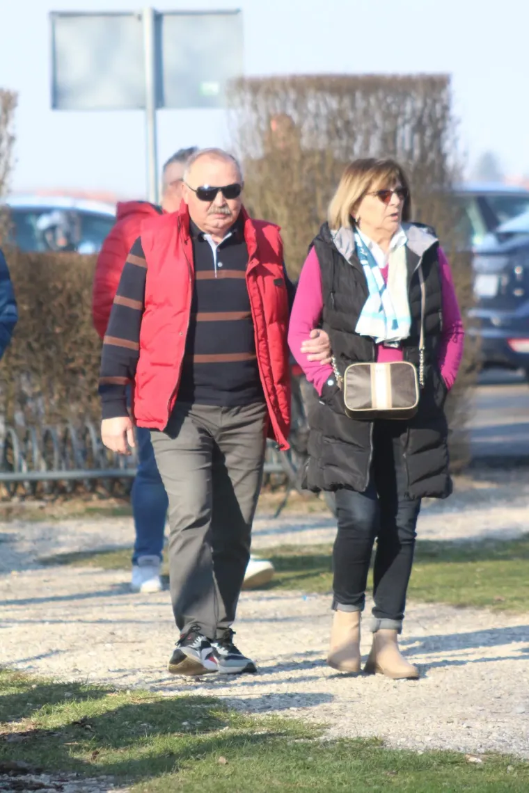 Svi su gledali u nju: Crvenokosa ljepotica u crnoj kombinaciji odu&scaron;evila sve prolaznike