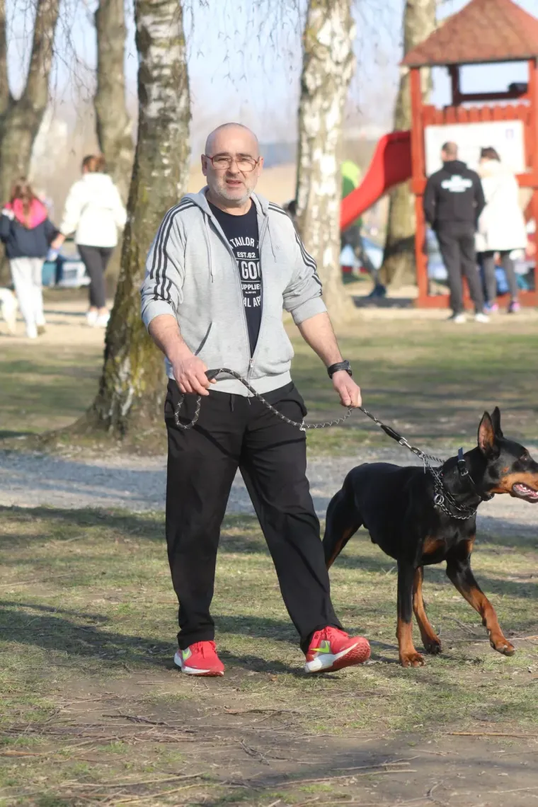 Svi su gledali u nju: Crvenokosa ljepotica u crnoj kombinaciji odu&scaron;evila sve prolaznike