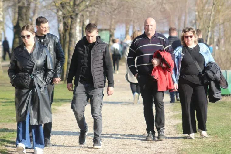 Svi su gledali u nju: Crvenokosa ljepotica u crnoj kombinaciji odu&scaron;evila sve prolaznike