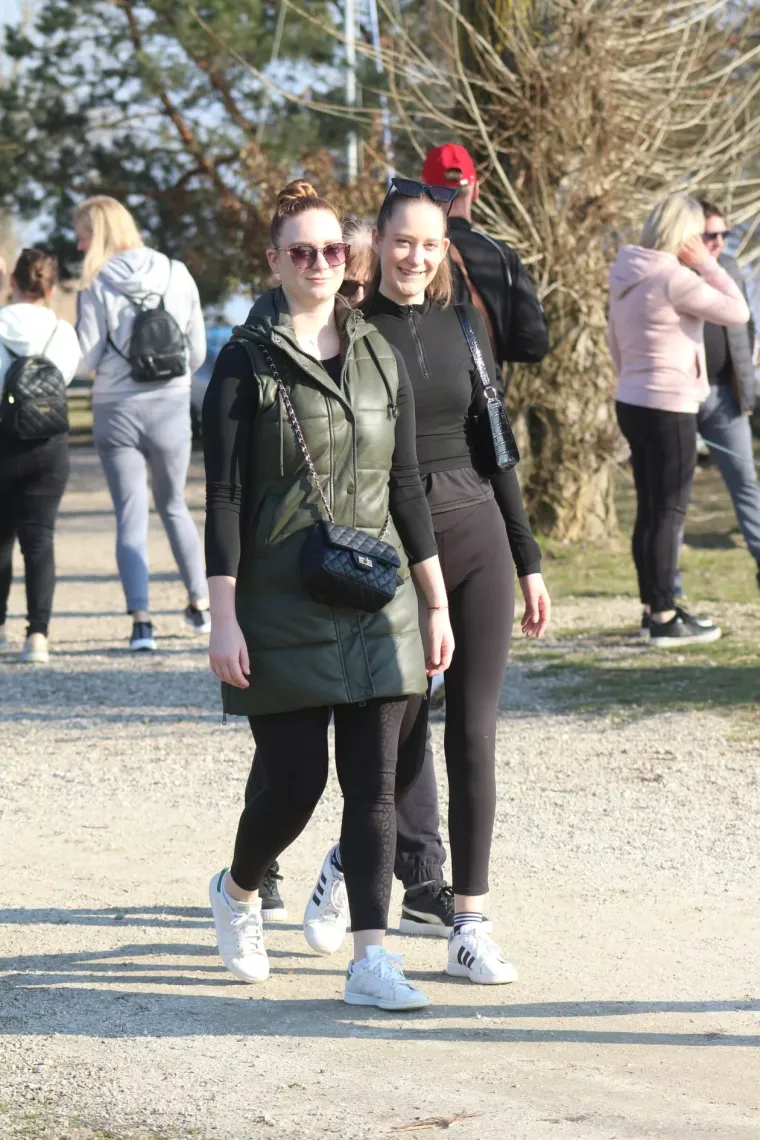 Svi su gledali u nju: Crvenokosa ljepotica u crnoj kombinaciji odu&scaron;evila sve prolaznike