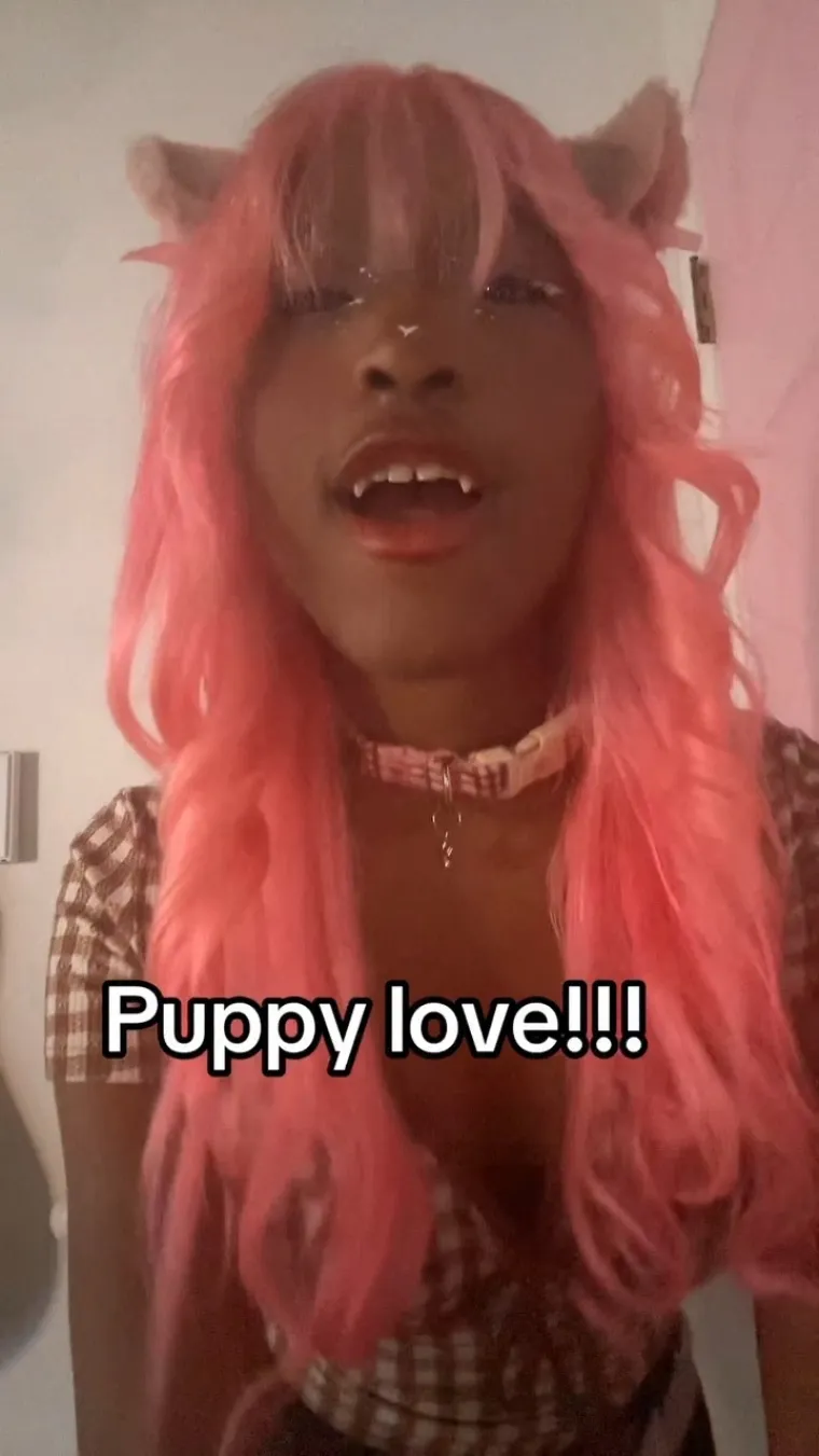 Laje i izvodi trikove za poslasticu: Ova žena identificira se kao pas i na to tro&scaron;i ogromne iznose