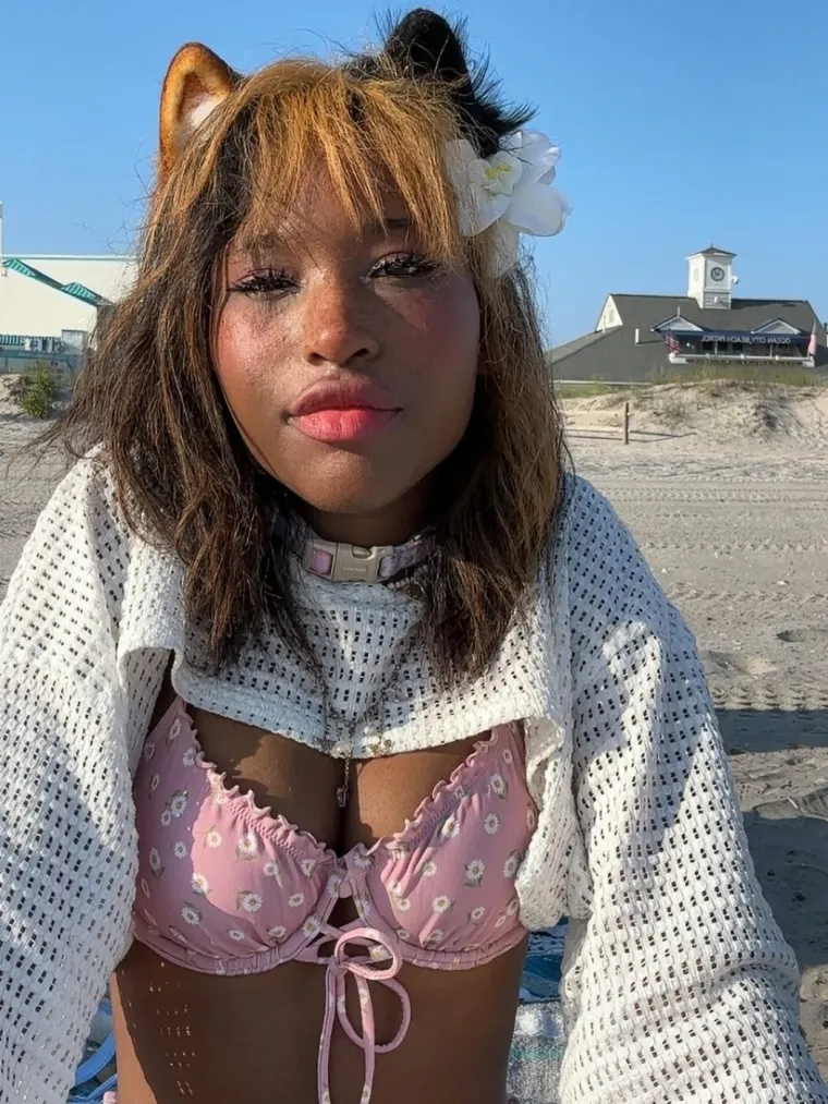 Laje i izvodi trikove za poslasticu: Ova žena identificira se kao pas i na to tro&scaron;i ogromne iznose