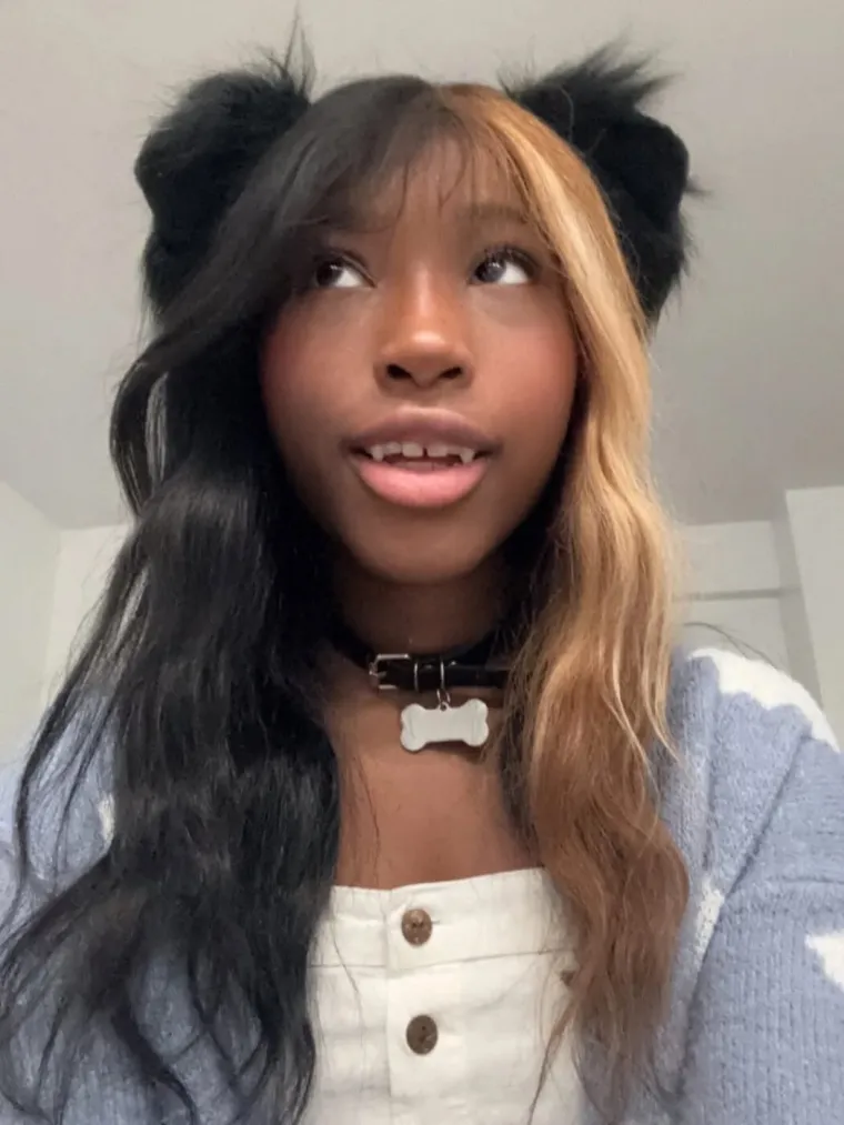 Laje i izvodi trikove za poslasticu: Ova žena identificira se kao pas i na to tro&scaron;i ogromne iznose