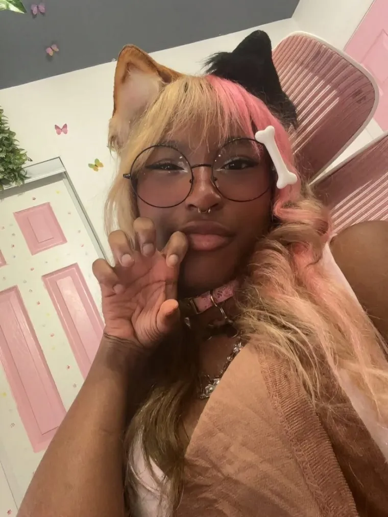 Laje i izvodi trikove za poslasticu: Ova žena identificira se kao pas i na to tro&scaron;i ogromne iznose