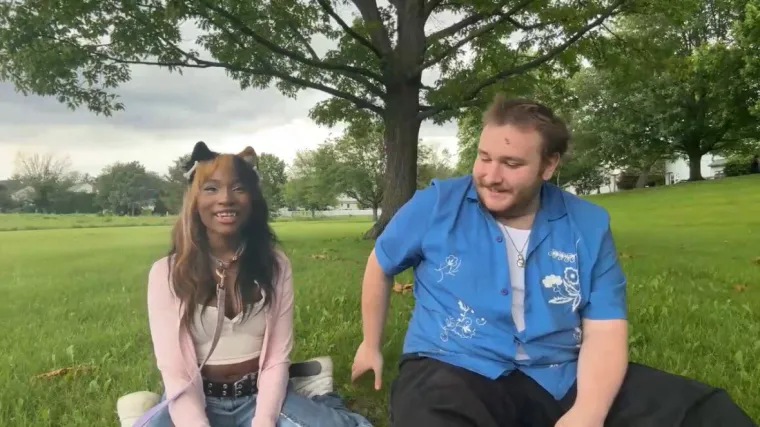 Laje i izvodi trikove za poslasticu: Ova žena identificira se kao pas i na to tro&scaron;i ogromne iznose