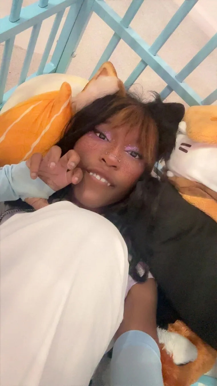 Laje i izvodi trikove za poslasticu: Ova žena identificira se kao pas i na to tro&scaron;i ogromne iznose