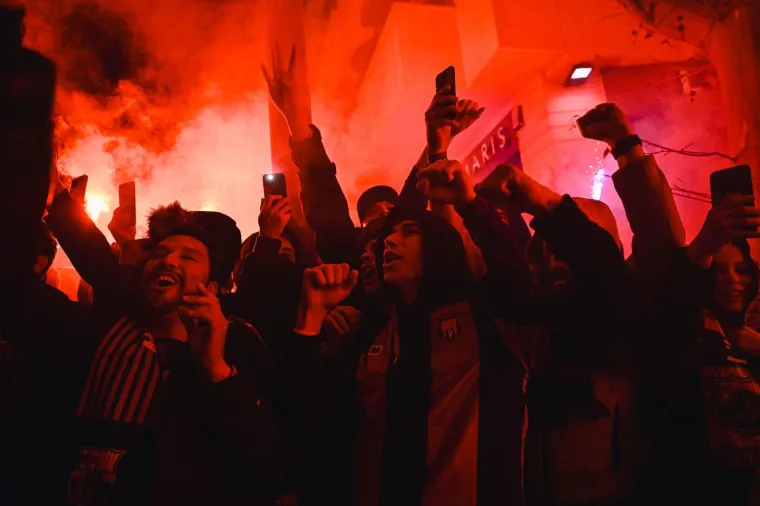 Pogledajte pakleni doček: Navijači Barce zasuli bakljama i razbili prozor na autobusu Atletica