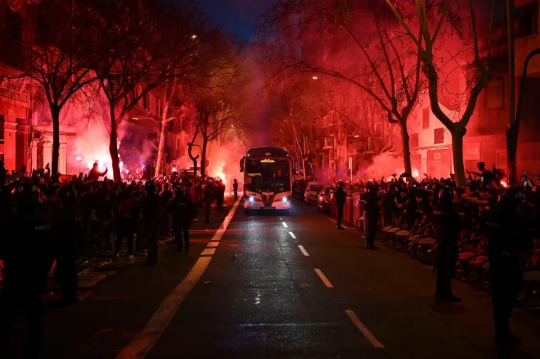 Pogledajte pakleni doček: Navijači Barce zasuli bakljama i razbili prozor na autobusu Atletica