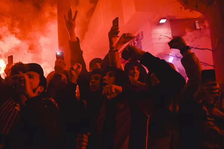 Pogledajte pakleni doček: Navijači Barce zasuli bakljama i razbili prozor na autobusu Atletica