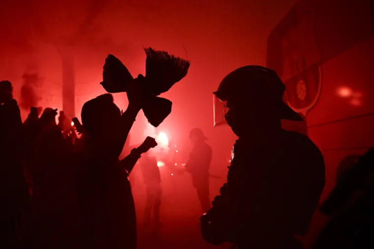 Pogledajte pakleni doček: Navijači Barce zasuli bakljama i razbili prozor na autobusu Atletica