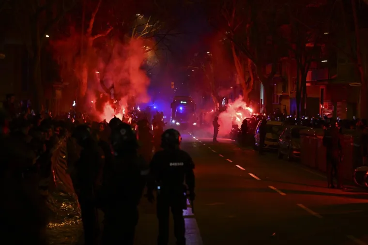 Pogledajte pakleni doček: Navijači Barce zasuli bakljama i razbili prozor na autobusu Atletica