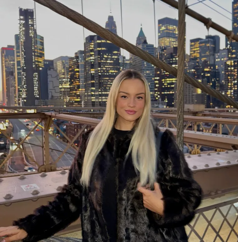 Tko je očaravajuća stjuardesa koja već ima povijest s Karlom u 'Gospodinu Savr&scaron;enom'?