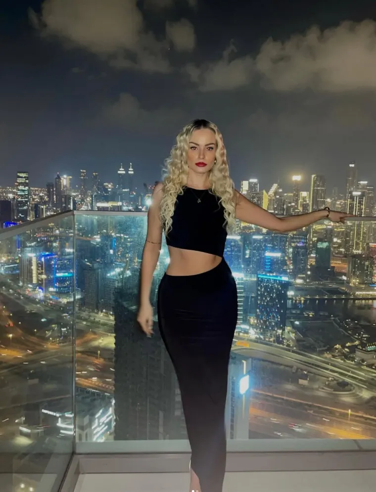 Tko je očaravajuća stjuardesa koja već ima povijest s Karlom u 'Gospodinu Savr&scaron;enom'?