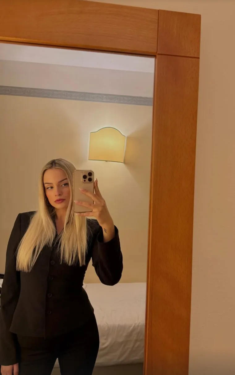 Tko je očaravajuća stjuardesa koja već ima povijest s Karlom u 'Gospodinu Savr&scaron;enom'?