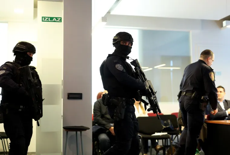 Zalizana kosa i pogled hladnokrvnog ubojice: 'Sisačkog monstruma' na sud doveli do zuba naoružani policajci