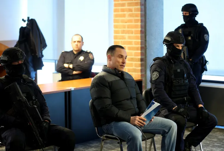 Zalizana kosa i pogled hladnokrvnog ubojice: 'Sisačkog monstruma' na sud doveli do zuba naoružani policajci