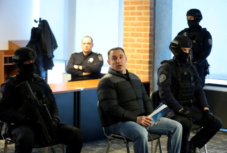 Zalizana kosa i pogled hladnokrvnog ubojice: 'Sisačkog monstruma' na sud doveli do zuba naoružani policajci