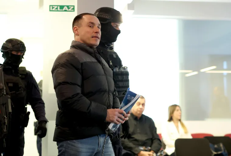 Zalizana kosa i pogled hladnokrvnog ubojice: 'Sisačkog monstruma' na sud doveli do zuba naoružani policajci