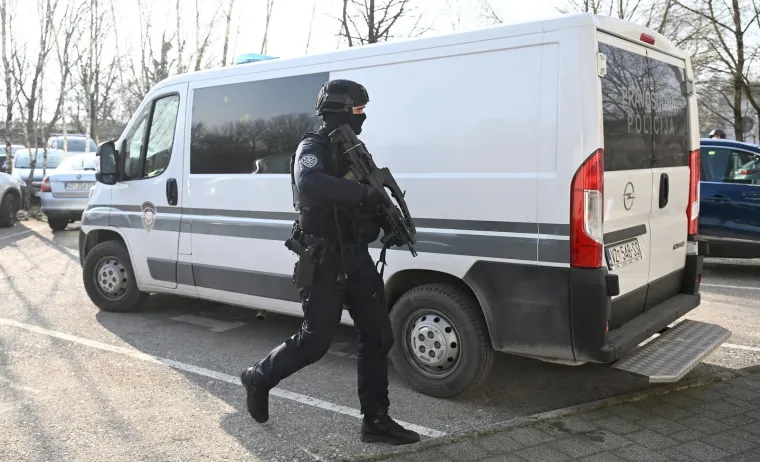 Zalizana kosa i pogled hladnokrvnog ubojice: 'Sisačkog monstruma' na sud doveli do zuba naoružani policajci