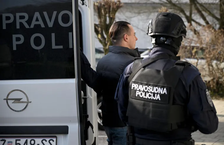 Zalizana kosa i pogled hladnokrvnog ubojice: 'Sisačkog monstruma' na sud doveli do zuba naoružani policajci