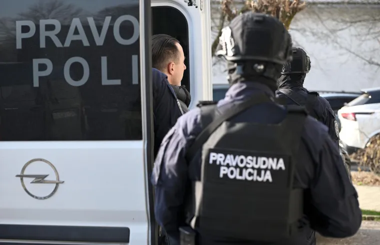 Zalizana kosa i pogled hladnokrvnog ubojice: 'Sisačkog monstruma' na sud doveli do zuba naoružani policajci