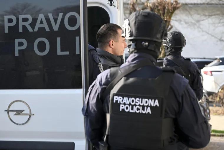 Zalizana kosa i pogled hladnokrvnog ubojice: 'Sisačkog monstruma' na sud doveli do zuba naoružani policajci