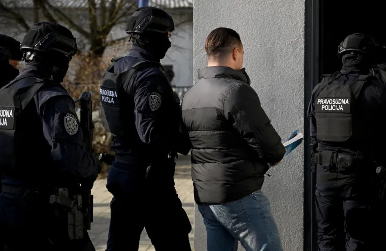 Zalizana kosa i pogled hladnokrvnog ubojice: 'Sisačkog monstruma' na sud doveli do zuba naoružani policajci