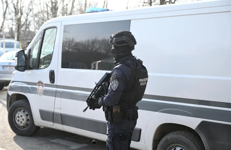 Zalizana kosa i pogled hladnokrvnog ubojice: 'Sisačkog monstruma' na sud doveli do zuba naoružani policajci