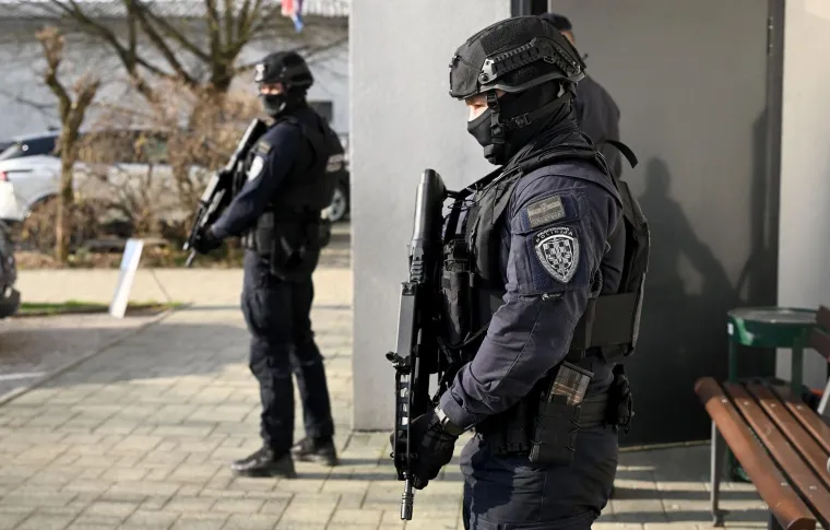 Zalizana kosa i pogled hladnokrvnog ubojice: 'Sisačkog monstruma' na sud doveli do zuba naoružani policajci