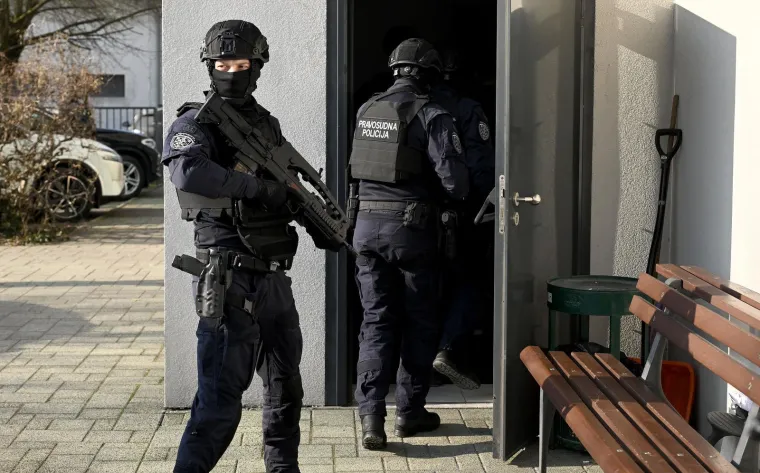 Zalizana kosa i pogled hladnokrvnog ubojice: 'Sisačkog monstruma' na sud doveli do zuba naoružani policajci