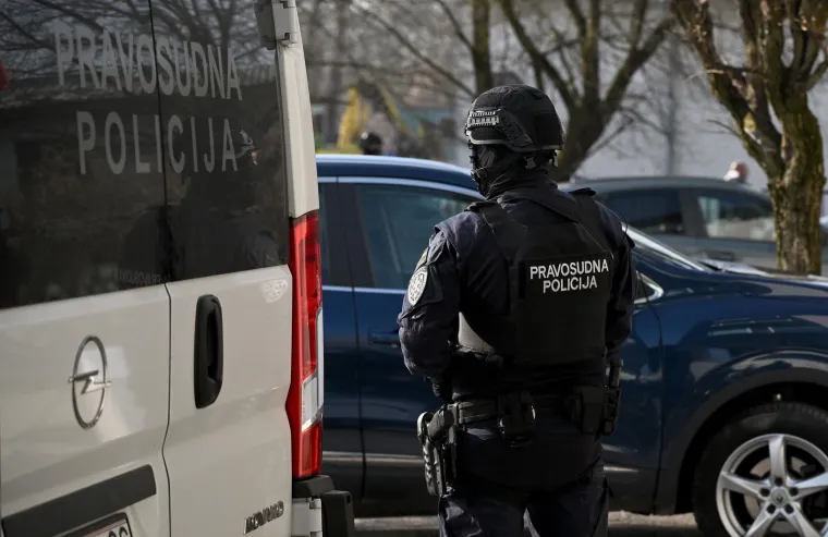 Zalizana kosa i pogled hladnokrvnog ubojice: 'Sisačkog monstruma' na sud doveli do zuba naoružani policajci