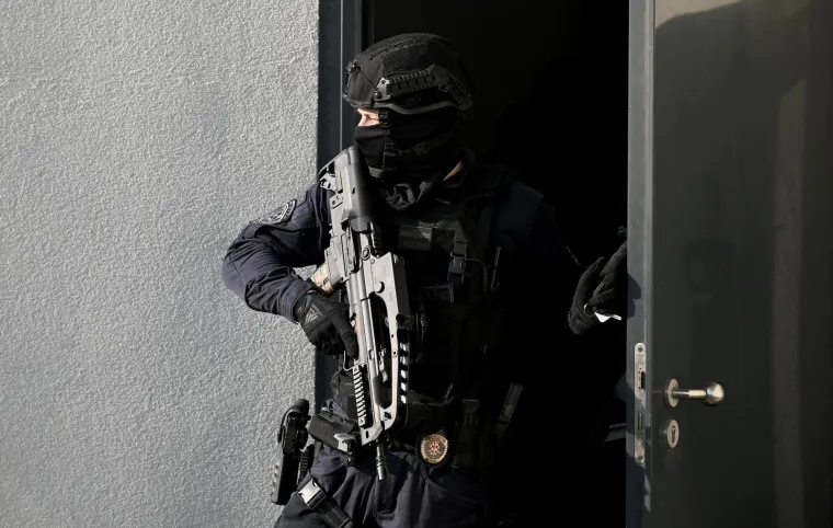 Zalizana kosa i pogled hladnokrvnog ubojice: 'Sisačkog monstruma' na sud doveli do zuba naoružani policajci