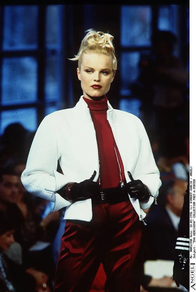 Dekolteom uzrokovala prometne nesreće? Slavna Eva Herzigova i danas zrači surovom privlačno&scaron;ću