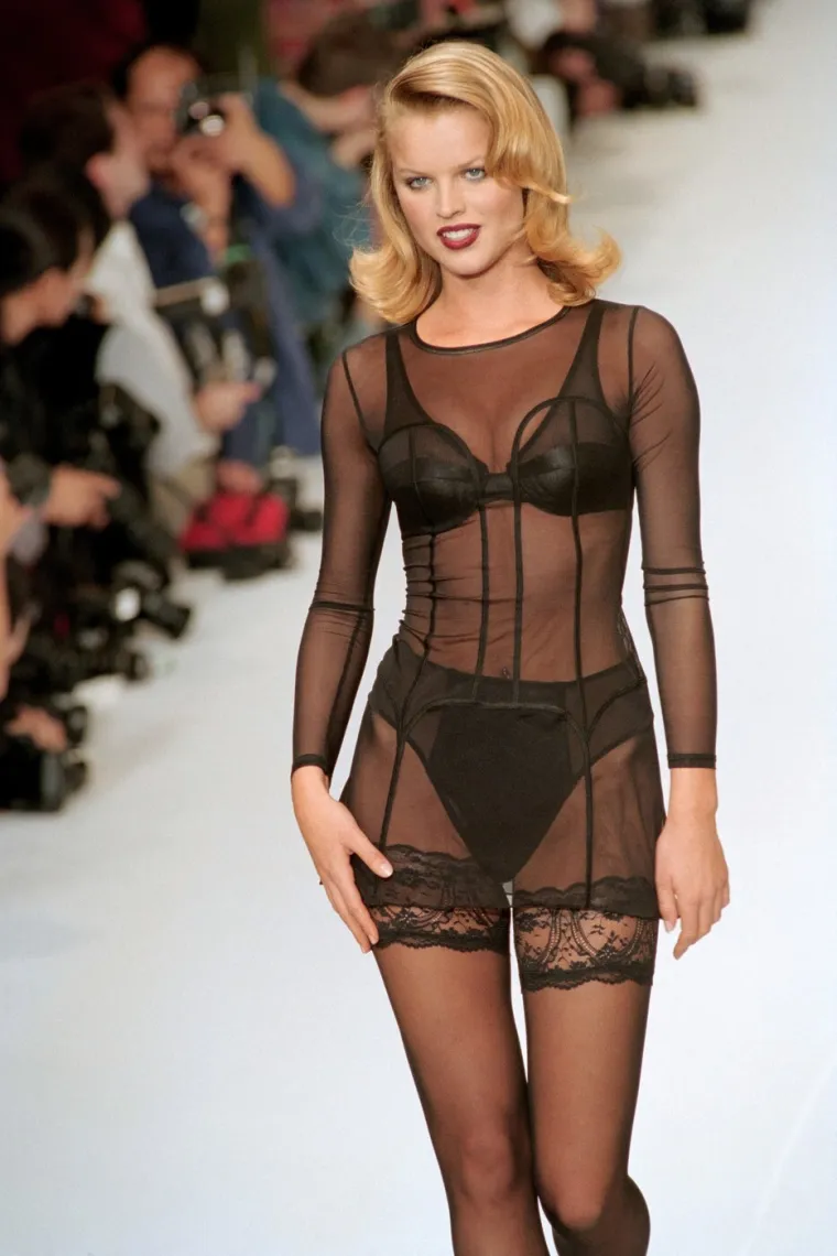 Dekolteom uzrokovala prometne nesreće? Slavna Eva Herzigova i danas zrači surovom privlačno&scaron;ću